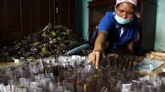 Pekerja sedang mengemas bubuk kopi durian di Lubuklinggau, Sumatera Selatan, (12/10/14). (Liputan6.com/Faizal Fanani)l