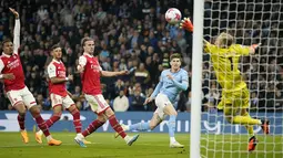 Dengan kemenangan ini Manchester City makin memperbesar peluang menyalip Arsenal di puncak klasemen Liga Inggris. (AP Photo/Dave Thompson)