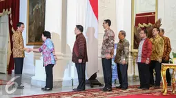 Presiden Jokowi (tengah) menyambut kedatangan Pansel Calon Anggota Komisi Yudisial, Jakarta, Rabu (3/9/2015). Kedatangan mereka terkait hasil seleksi calon anggota KY (Liputan6.com/Faizal Fanani)