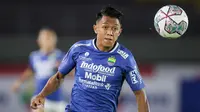 Febri Hariyadi merupakan pemain lokal andalan Persib Bandung di BRI Liga 1 2021/2022. Kecepatan dan kelincahannya di sisi sayap Maung Bandung kerap membuat lawan kewalahan. (Bola.com/Bagaskara Lazuardi)