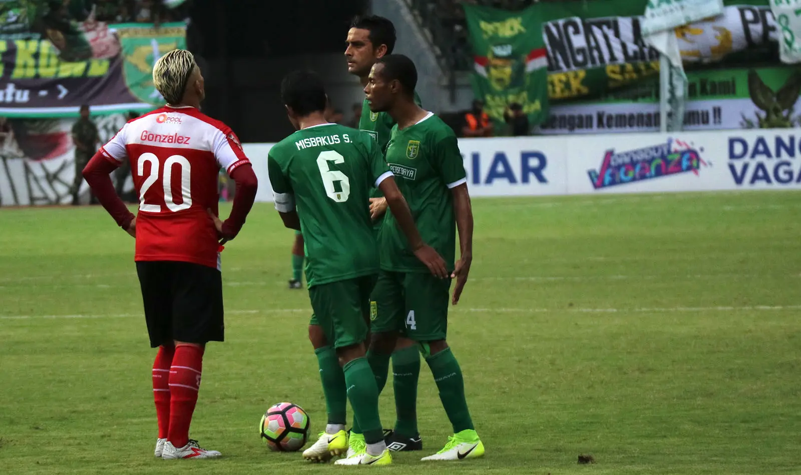 Pemain Persebaya, Misbakus Solikin, saat melawan Madura United. (Bola.com/Aditya Wany)