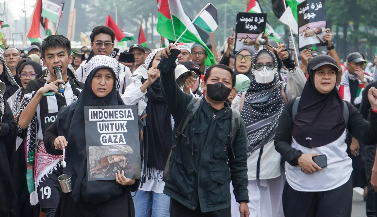 Ratusan warga muslim Indonesia menggelar longmarch Solidarity March with Global March to Gaza di Jalan MH Thamrin, Jakarta, Minggu (27/7/2025). (merdeka.com/Arie Basuki)