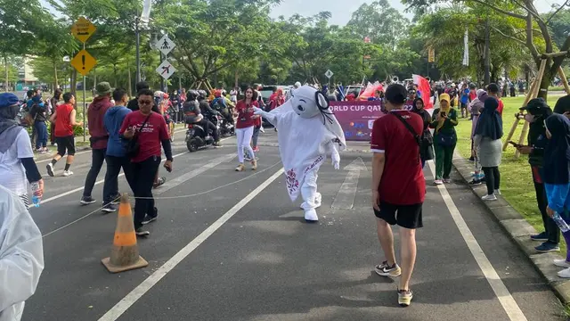Foto: Maskot Piala Dunia 2022 La'eeb Ikut Meriahkan Car Free Day di Semarang dan Bandung