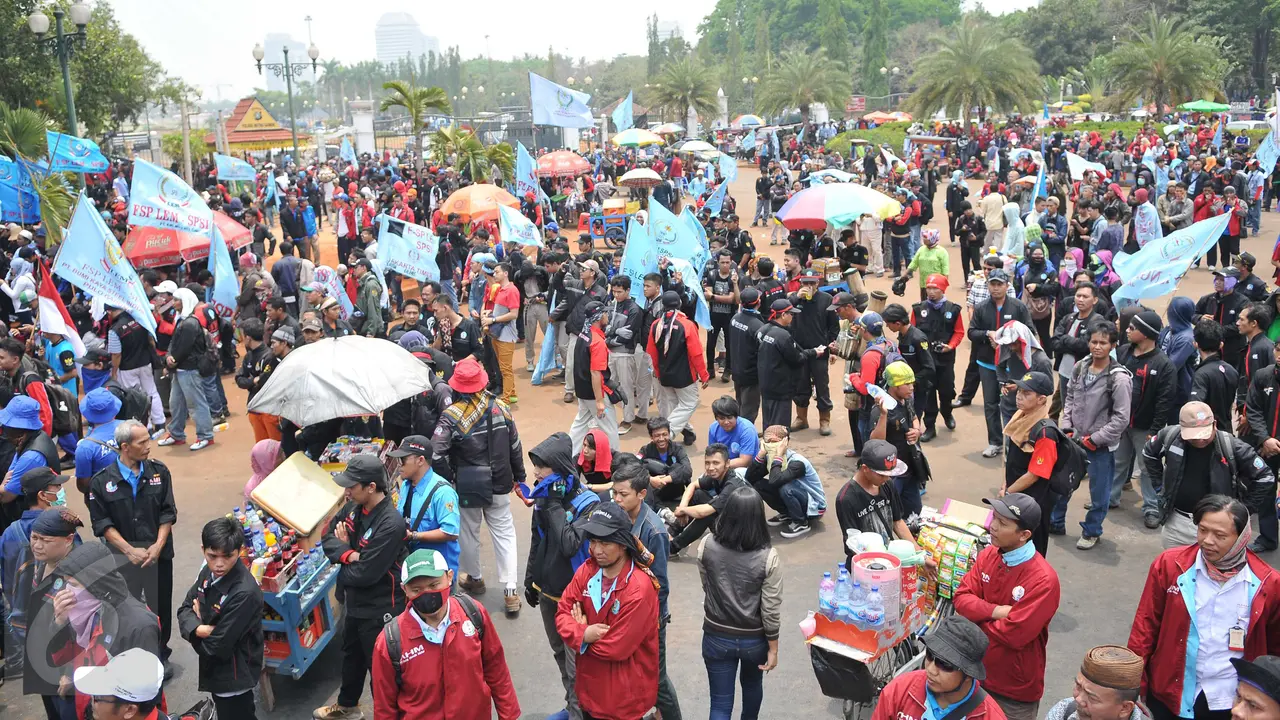 20151029-Ribuan Buruh Kepung Istana Cabut PP No 78 Tentang Pengupahan