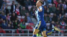 Jamie Vardy menjadi satu-satunya pencetak gol kemenangan untuk timnya saat melawan Suderland pada lanjutan liga Inggris di Stadium of Light, Minggu (10/4/2016). (Reuters/Russell Cheyne)