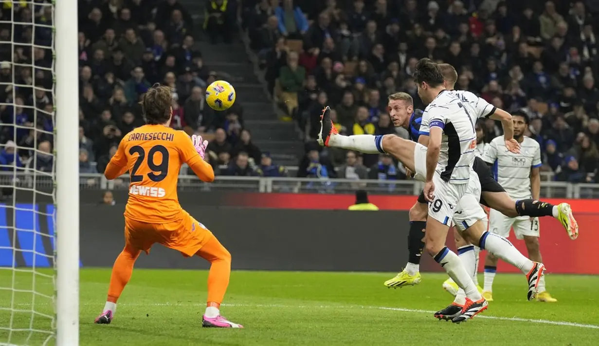 Pemain Inter Milan, Davide Frattesi, mencetak gol ke gawang Atalanta pada laga Liga Italia di Stadion Giuseppe Meazza, Kamis (29/02/2024). Gol-gol Inter dicetak oleh Matteo Darmian, Lautaro Martinez, Federico Dimarco, dan Davide Frattesi. (AP Photo/Antonio Calanni)