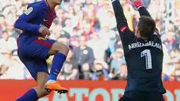 Kepa Arrizabalaga berusaha menepis bola tendangan pemain Barcelona Philippe Coutinho selama pertandingan La Liga Spanyol di stadion Camp Nou (18/3). Kepa diboyong Chelsea dengan dana 71,6 juta poundsterling (Rp 1,3 triliun). (AFP Photo/Pau Barrena)