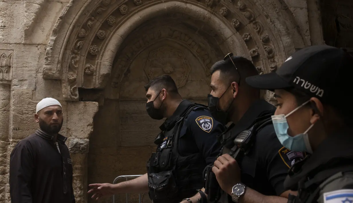 Polisi Israel memeriksa seorang jemaah saat ia tiba untuk sholat Jumat pertama selama bulan suci Ramadhan di Masjid Kubah Batu di Kota Tua Yerusalem, Jumat (16/4/2021).  (AP Photo/Maya Alleruzzo)