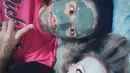 Randy dan Chelsey semakin terlihat menggemaskan ketika membagikan momen saat sedang menggunakan masker bersama di akun Instagram milik Randy. (Liputan6.com/IG/@randpunk)
