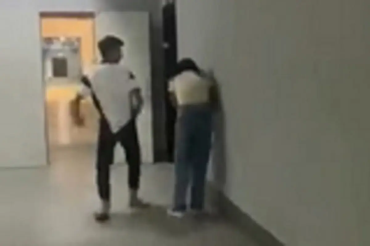 Sebuah video kekerasan viral di jagat media sosial Malaysia. Polisi yang menerima laporan tersebut kini menyelidiki pelaku di dalam video (Tangkapan Layar).