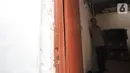 Setelah kondisi rumah Kudus viral di media sosial, pemerintah setempat langsung mengecat dinding rumahnya dan memasangkan lampu yang listriknya diperoleh dari tetangga. (merdeka.com/Iqbal Nugroho)