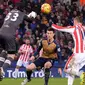 Pemain Arsenal, Laurent Koscielny (tengah) berusaha menghalau bersama kiper Arsenal, Peter Cech pada lanjutan Liga Premier Inggris di Stadion Britannia, Stoke-on-Trent, Minggu (17/1/2016).  (AFP Photo/Oli Scarff)  