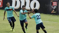 Pemain Universitas Negeri Malang (UM) melakukan selebrasi usai mencetak gol ke gawang STIE Indocakti pada laga semifinal Torabika Campus Cup 2017 di Stadion UM, Malang, Kamis, (02/11/2017). UM menang 2-0 atas STIE Indocakti. (Bola.com/M Iqbal Ichsan)