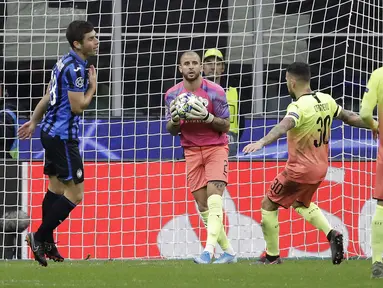 Kiper Manchester City, Kyle Walker menangkap bola saat melawan Atalanta pada pertandingan Grup C Liga Champions di stadion San Siro, Milan, Italia (6/11/2019). Kyle Walker yang berposisi bek mengantikan kiper Claudio Bravo yang mendapat kartu merah dipertandingan ini. (AP Photo/Luca Bruno)