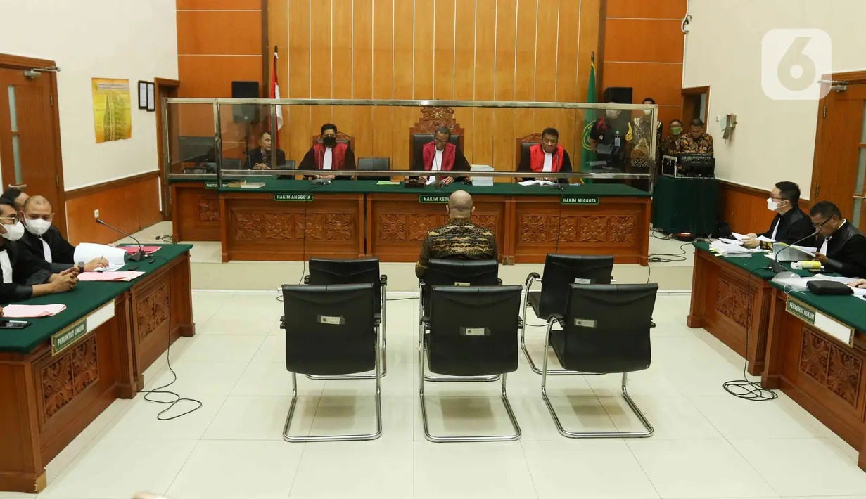 Suasana sidang perdana terdakwa Mantan Kapolda Sumatera Barat Irjen Teddy Minahasa Putra di PN Jakarta Barat, Kamis (2/2/2023). Jaksa Penuntut Umum (JPU) mendakwa Irjen Teddy Minahasa telah melakukan transaksi mulai dari menawarkan hingga menerima barang narkotika jenis sabu seberat 5 Kilogram. (Liputan6.com/Herman Zakharia)