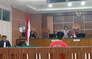 Majelis Hakim Saat membacakan Amar putusan vonis seumur hidup  lebih tinggi dari tuntutan JPU terhdap Terdakwa Tauzaen. (Ajang Nurdin/Liputan6.com)