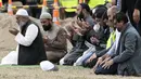 Sejumlah pelayat berdoa saat menghadiri pemakaman Daoud Nabi di Memorial Park Cemetery, Christchurch, Selandia Baru, Kamis (21/3). Daoud Nabi menjadi satu dari 50 korban dalam serangan kembar masjid di Christchurch pada pekan lalu. (Marty MELVILLE/AFP)