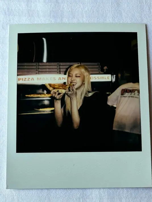 Rose tampil effortless namun tetap stylish dengan rambut blonde lurus khasnya yang tergerai alami. [@roses_are_rosie].