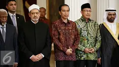 Presiden Joko Widodo foto bersama dengan Grand Syeikh Al Azhar Ahmed Muhammad Ahmed El Tayeb di Istana Merdeka, Jakarta, Senin (22/2). Kunjungan El Tayeb membahas ajaran Islam yang moderat dan rahmatan lil alamin. (Liputan6.com/Faizal Fanani)