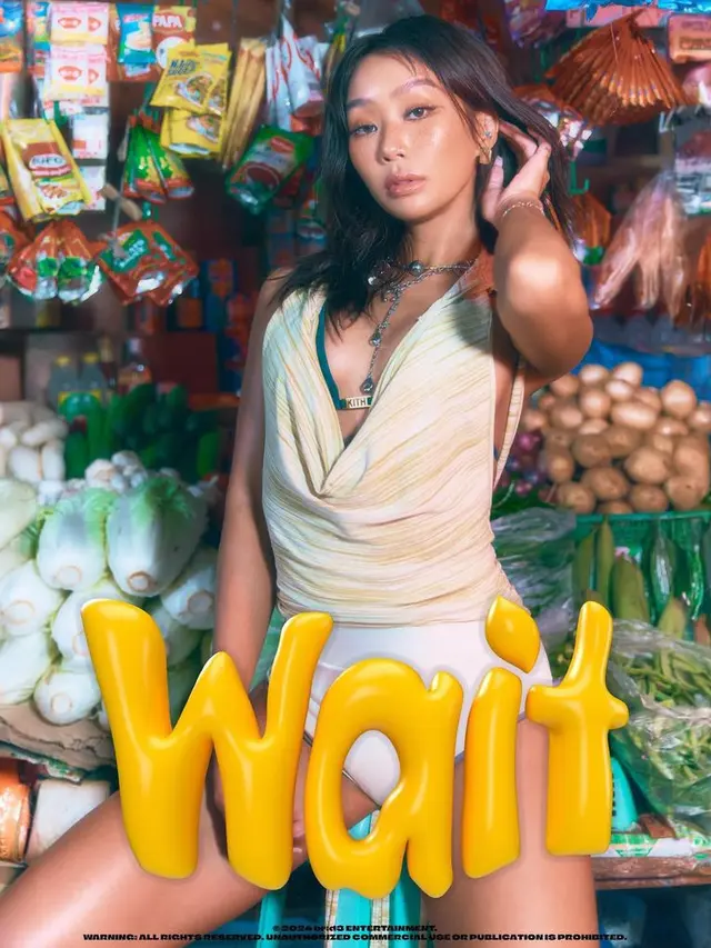 Hyolyn Penyanyi Korea Selatan yang Bergaya di Depan Toko Kelontong.[@xhyolynx]