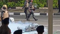 Massa bakar motor saat demo di depan Gedung DPR/RI. (Liputan6.com/Radityo)