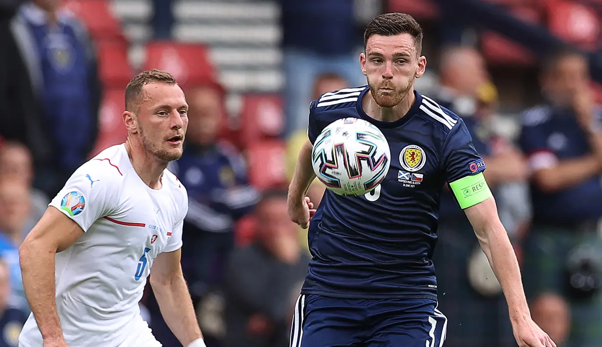 Andrew Robertson. Bek kiri Skotlandia berusia 27 tahun ini telah 4 musim berseragam Liverpool. Mempunyai jiwa kepemimpinan yang diadaptasinya dari Timnas Skotlandia, dimana sejak 2018 lalu ia telah ditunjuk menjadi kapten Timnas Skotlandia, termasuk Euro 2020 lalu. (Foto: AFP/Pool/Lee Smith)