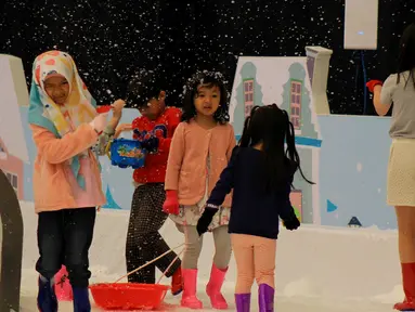 Anak-anak bermain di taman es ICEFest 2019 di ICE BSD City, Tangerang, Banten, Kamis (19/12/2019). ICEFest 2019 berlangsung pada tanggal 19-29 Desember. (merdeka.com/Magang/Muhammad Fayyadh)