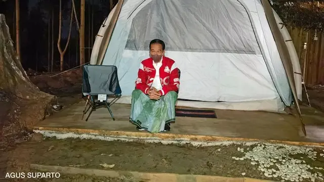 Gaya Sporty Jokowi Saat Camping, Curi Perhatian dengan Padukan Sarung dan Sneakers Kesayangan