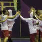 Atlet bola tangan Indonesia melakukan selebrasi usai menaklukkan Malaysia pada laga Asian Games 2018 di GOR Popki Cibubur, Jakarta Timur, Selasa (14/8/2018). Indonesia menang 23-15 atas Malaysia. (Bola.com/Vitalis Yogi Trisna)