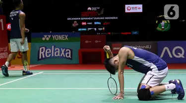 Reaksi ganda putra Indonesia Yeremia Rambitan (kanan) dan Pramudya Kusumawardana setelah kalah atas ganda putra Malaysia Aaron Chia dan Soh Wooi Yik dalam babak semifinal Indonesia Open 2023 di Istora Senayan, Jakarta, Sabtu (17/6/2023). (Liputan6.com/Herman Zakharia)