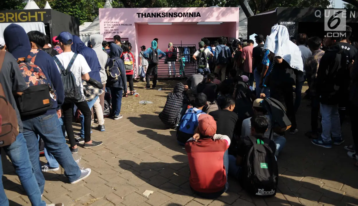Pengunjung mengantre di ajang "Jakcloth 2017" di Senayan, Jakarta, Jumat (16/6). Bazar yang diikuti ratusan merek dagang pakaian tersebut berlangsung 14-21 Juni 2017. (Liputan6.com/Gempur M Surya)