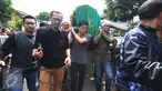 Ariel "NOAH" mengusung keranda jenazah ayahnya, Nazmul Irphan bin Muhammad Saleh, Bandung, Selasa (29/3/2016). Ayah Ariel meninggal dunia di Rumah Sakit Advent, Bandung, kira-kira pukul 13.00 WIB. (Liputan6.com/Herman Zakharia)
