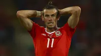 Bintang Real Madrid dan Wales, Gareth Bale harus mengubur mimpi tampil pada Piala Dunia 2018 setelah negaranya kalah dari Republik Irlandia pada laga terakhir kualifikasi Piala Dunia 2018. (AFP/Geoff Caddick)