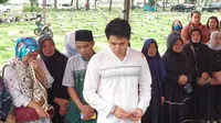 Prosesi pemakaman ibu Maxime Bouttier, Siti Purwanti berlangsung haru. Hadir juga kekasih Maxime Luna Maya yang setia mendampingi dan menguatkan. Berikut beberapa potret pemakaman Siti Purwanti.