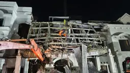 Tim SAR mencari korban yang masih tertimbun reruntuhan bangunan akibat ledakan gas pipa tanam di di Komplek Grand Polonia Medan, Kota Medan, Sumatera Utara, Senin (20/7/2026) malam. (Basarnas