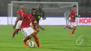 Pertarungan sengit tersaji di pertandingan uji coba antara Timnas Indonesia kontra Kamerun di Stadion Gelora Delta Sidoarjo, Rabu (25/3/2015). Kamerun Menang 1-0 atas Indonesia. (Liputan6.com/Herman Zakharia)