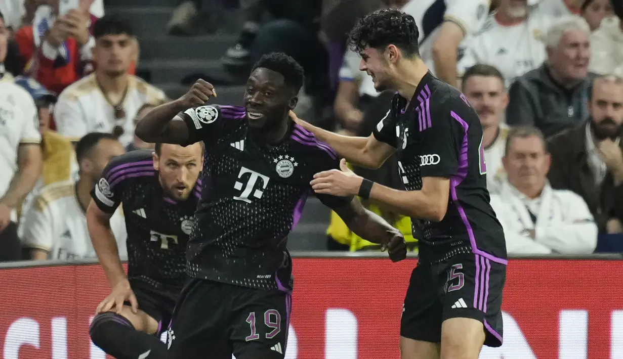 Selebrasi gelandang Bayern Munchen, Alphonso Davies setelah mencetak gol ke gawang Real Madrid pada laga leg kedua semifinal Liga Champions 2023/2024 di Santiago Bernabeu Stadium, Madrid, Rabu (8/5/2024). (AP Photo/Jose Breton)