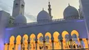 <p>Dia juga berkunjung ke Sheikh Zayed Grand Mosque, Abu Dhabi. Masjid tersebut tampak cantik dengan highlight lampu berwarna kuning. (Foto: Instagram/ ____kimwoobin)</p>