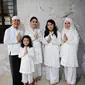 Ayu Ting Ting mengenakan pakaian serba putih saat merayakan Iduladha bersama keluarga (Dok.Instagram/@ayutingting92/https://www.instagram.com/p/CDSfAVWFuDa/Komarudin)