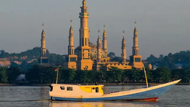 Masjid Baitul Muttaqien atau Masjid Islamic Center Samarinda yang megah