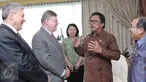 Wakil Ketua MPR Oesman Sapta (kedua kanan) saat menerima Kunjungan Duta Besar Brasil untuk Indonesia Rubem Antonio Correa Barbosa (jas abu abu) di ruang Pimpinan Komplek Parlemen Senayan, Jakarta, Senin (28/3). (Liputan6.com/Angga Yuniar)