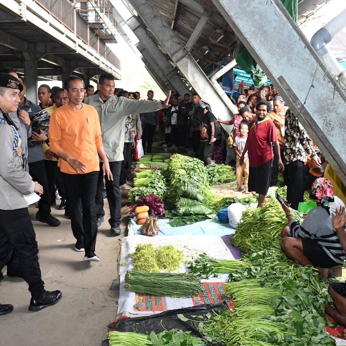 Presiden Jokowi Kunjungi Pasar Pharaa Sentani