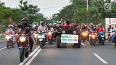 Pengisi acara Karnaval SCTV mengikuti pawai artis keliling Kota Bojonegoro, Jawa Timur, Sabtu (30/3). Karnaval SCTV di Bojonegoro menghadirkan sederet artis top Tanah Air. (Liputan6.com/Pool/SCTV)