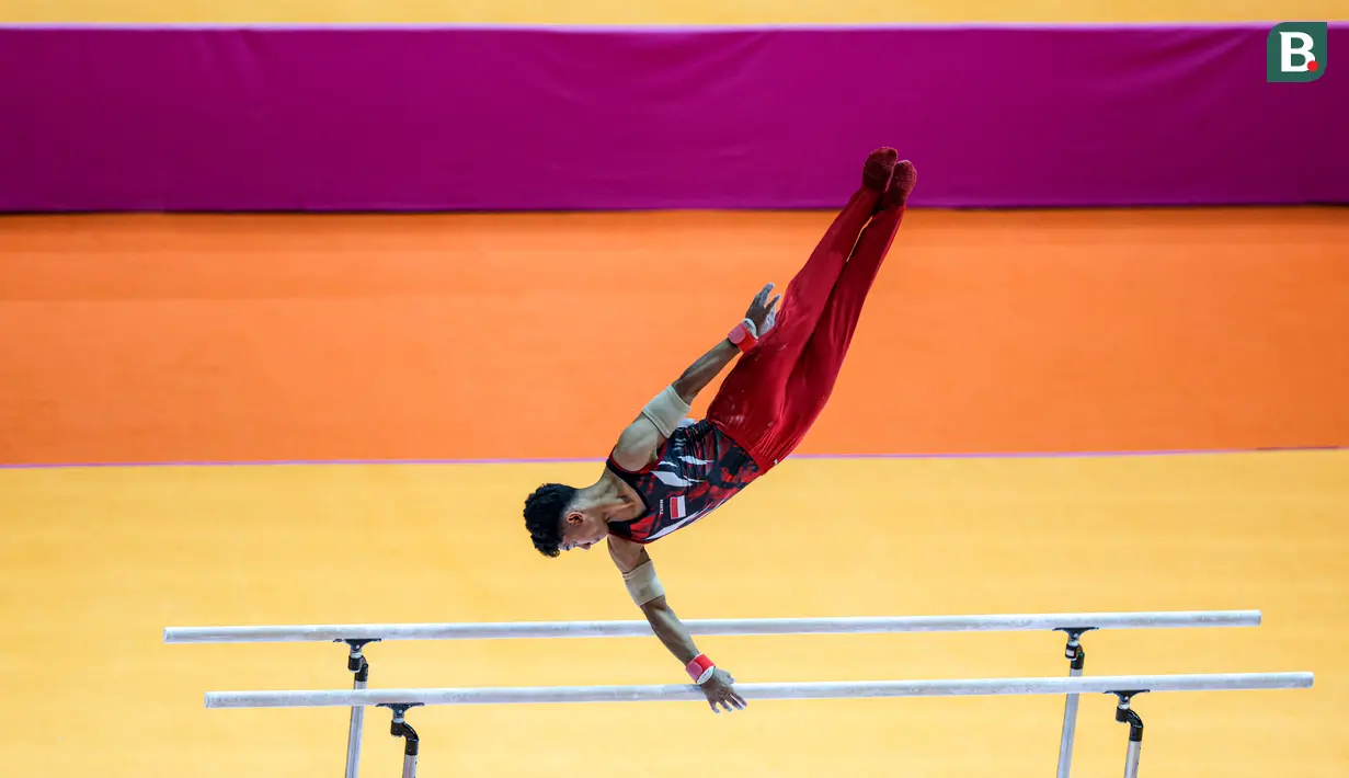 <p>Pesenam putra Indonesia, Satria Tri Wira Yudha beraksi dalam nomor palang sejajar Kejuaraan Dunia Gimnastik 2025 di Indonesia Arena, Senayan, Jakarta, Senin (20/10/2025). (Bola.com/Bagaskara Lazuardi)</p>