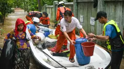 Topan Yagi yang menerjang Vietnam pada akhir pekan lalu, menyebabkan hujan lebat dan banjir yang menggenangi sebagian besar Vietnam utara, Laos, Thailand, dan Myanmar. Hujan deras akibat Topan Yagi juga memicu terjadinya tanah longsor dan banjir yang meluas. (Sai Aung MAIN/AFP)