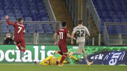 Gelandang AS Roma, Lorenzo Pellegrini (kiri) melepaskan tendangan yang berbuah gol pertama timnya ke gawang Shakhtar Donetsk dalam laga leg pertama babak 16 besar Liga Europa 2020/2021 di Olimpico Stadium, Kamis (11/3/2021). AS Roma menang 3-0 atas Shakhtar Donetsk. (AP/Andrew Medichini)