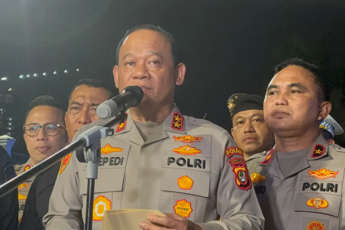Kapolda Metro Jaya Irjen Pol Asep Edi Suheri saat menjawab pertanyaan para wartawan di Depan Kompleks MPR/DPR, Senayan, Jakarta. (Liputan6.com/Ady Anugrahadi)