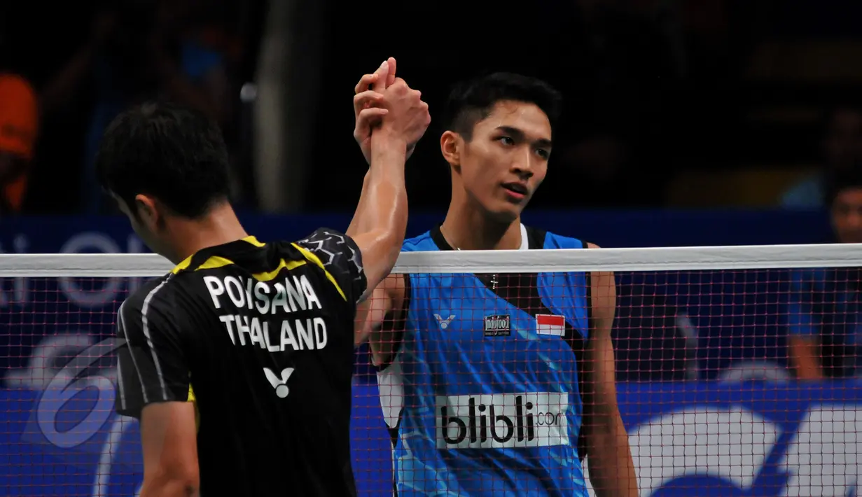 Pebulutangkis Indonesia, Jonatan Christie bersalaman dengan Boonsak Ponsana usai bertanding di BCA Indonesia Open Superseries Premier 2015 di Gelora Bung Karno, Jakarta, Selasa (2/6/2015). Jonatan menang 22-20, 21-17. (Liputan6.com/Andrian M Tunay)