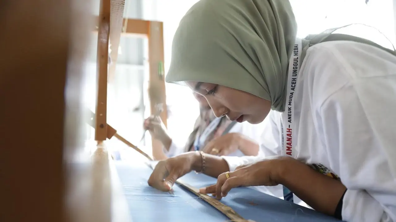 Pengrajin Muda Tenun di Aceh mengaku mendapat kebanjiran pesanan, usai mengikuti pelatihan Kreasi Tenun Aceh yang diadakan Aneuk Muda Aceh Unggul Hebat (AMANAH) (Istimewa)