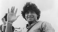 Pemain sepak bola Argentina Diego Maradona tiba dari Barcelona sebelum dipindahkan ke Napoli di Roma, Italia, 4 Juli 1984. Maradona telah dirawat di rumah sakit sejak awal November, beberapa hari setelah merayakan ulang tahunnya. (AFP)